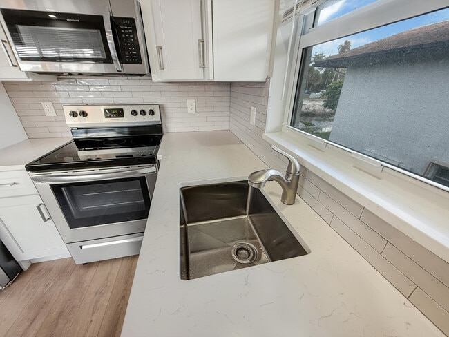 Building Photo - 13586 Sabal Palm Ct