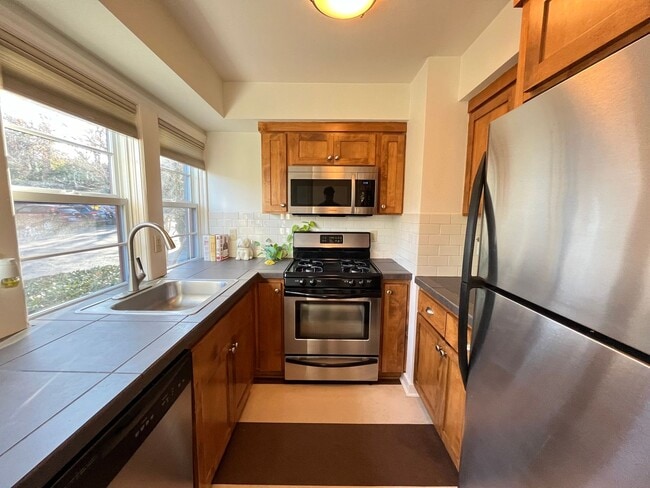 Building Photo - Beautiful 1Bd/ 1Ba Vintage Condo Located in Mt. Tabor! In Unit Laundry, Parking Space, storage un...