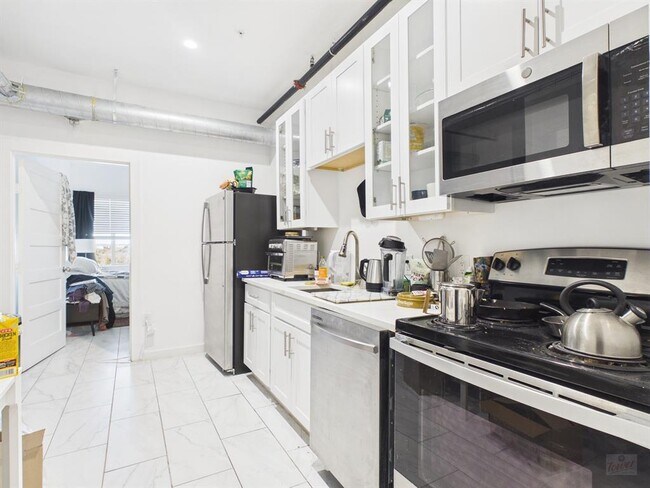 Building Photo - 1010 W 26th St