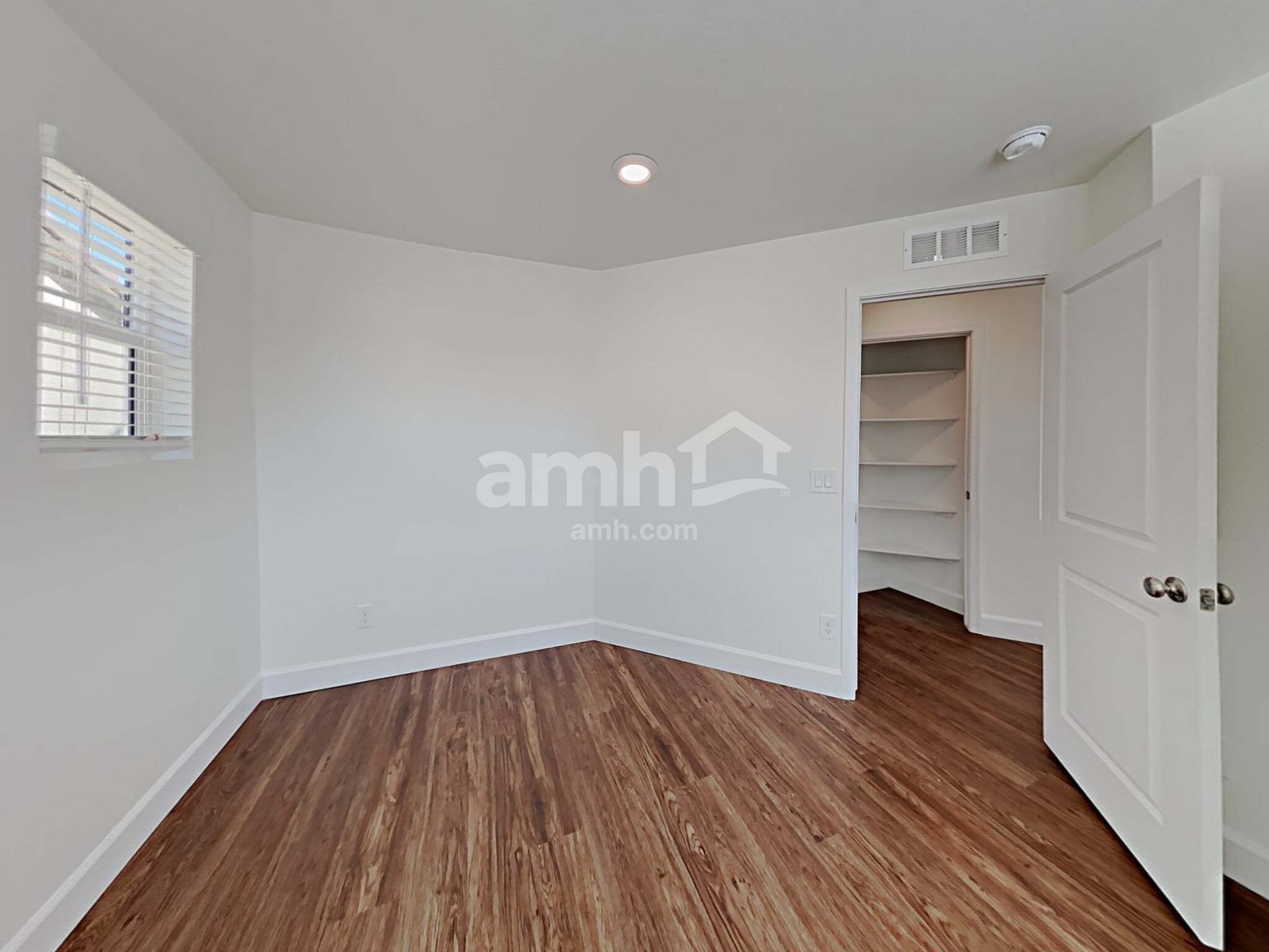 Building Photo - 638 W Harbor Dr