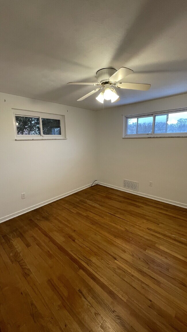 Building Photo - Charming 3 bed, 2 bath with finished basement!