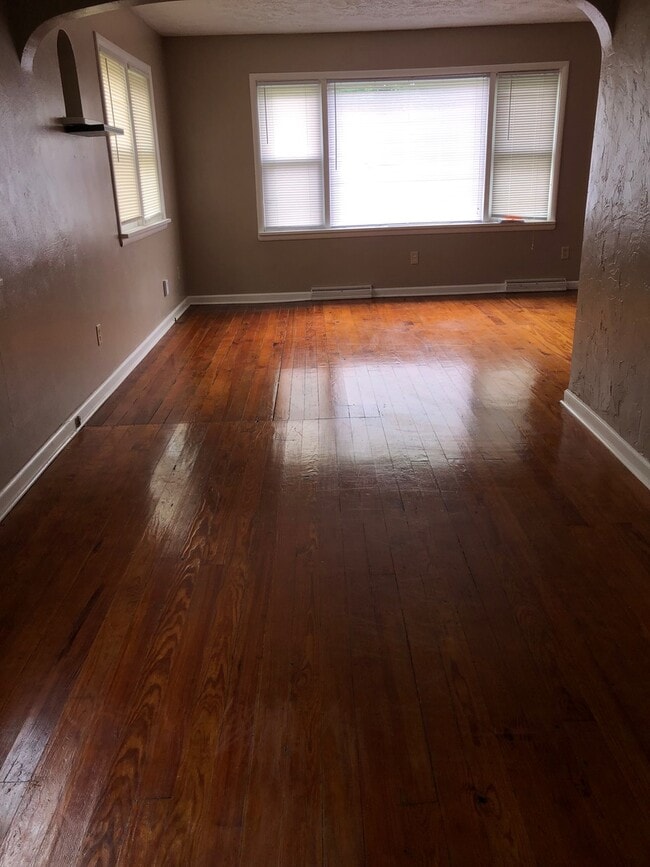 Building Photo - Spacious 3 Bedroom Home