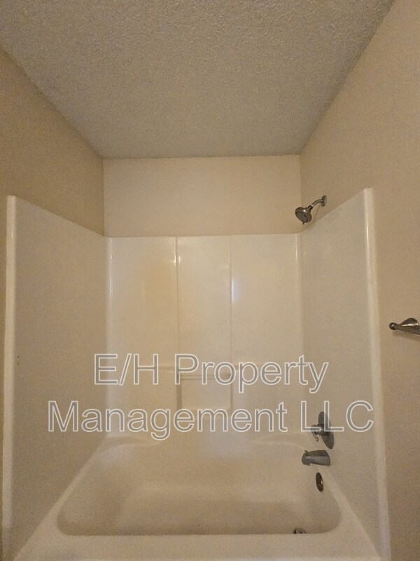 Building Photo - 4460 S Elizabeth Ave