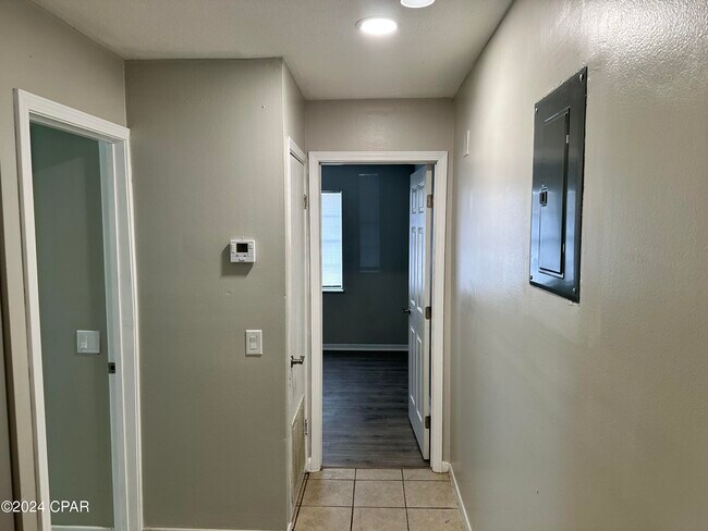 Building Photo - 923 Sanders Ln