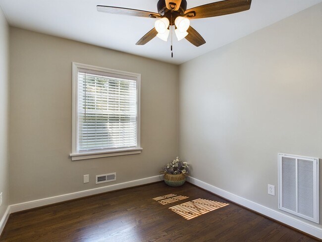 Building Photo - 709 N Parham Rd