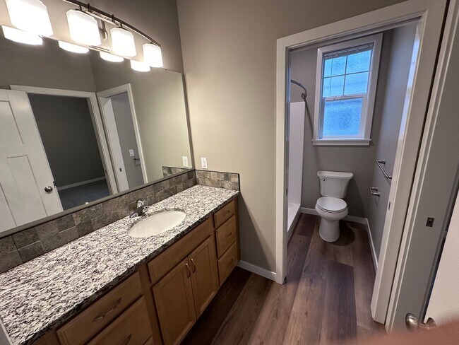 Building Photo - 4 Bedroom / 4 bath New Townhome. Every bedroom is its own Master Suite with your own full bathroo...