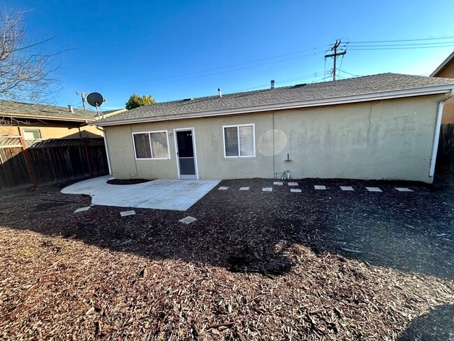 Building Photo - Very nice single family house in the Grimm...