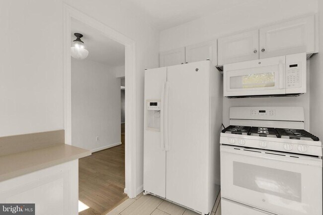 Building Photo - 4818 Chevy Chase Dr