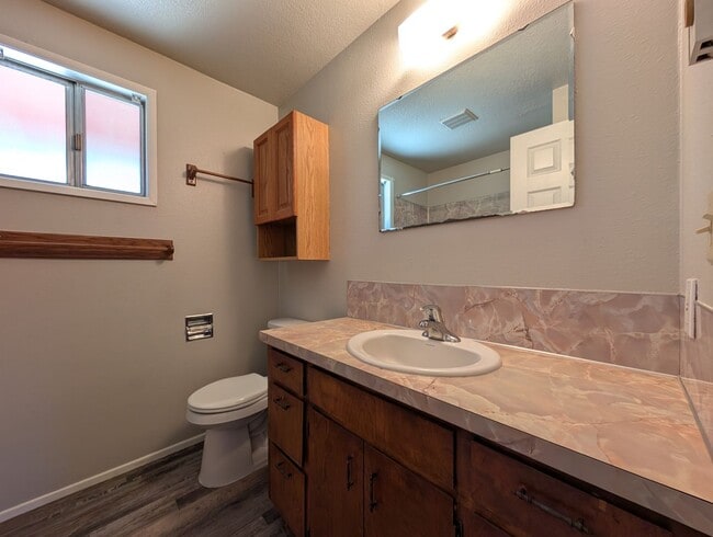 Building Photo - Great 2 bed/1 bath with one car garage! In...