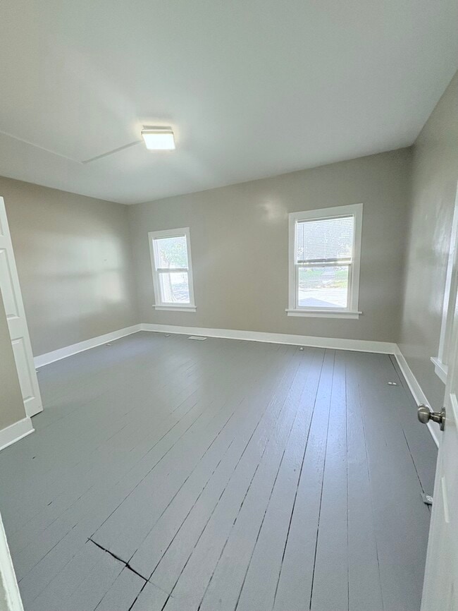 Building Photo - Charming 3BR 1BA Home w/ Sunroom • Stainless Kitchen • Yard w/ Fire Pit in Delaware