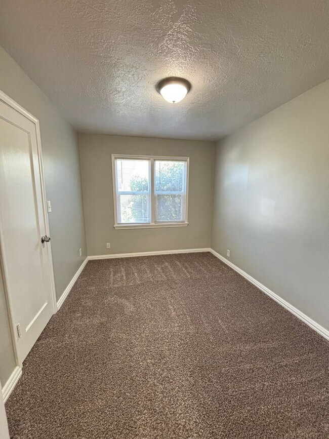 Building Photo - August Rent Free! 5 Bed 2 Bath Single Fami...