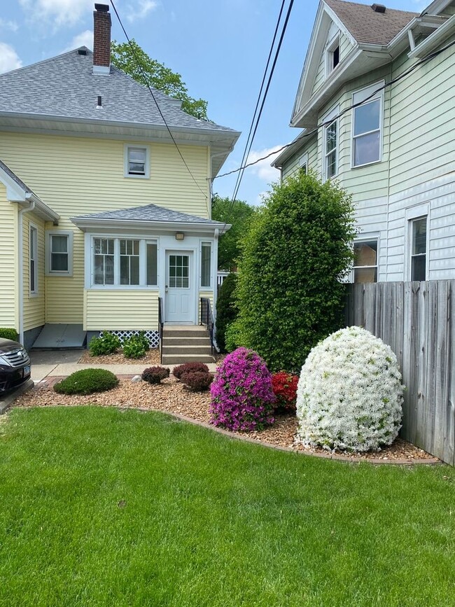 Building Photo - 914 S 2nd St