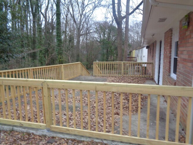 Building Photo - 2 Bedroom 1 bath home