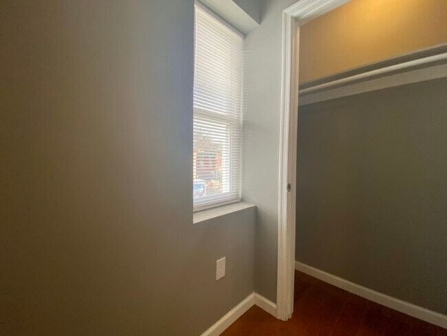 Building Photo - 925 N Markoe St