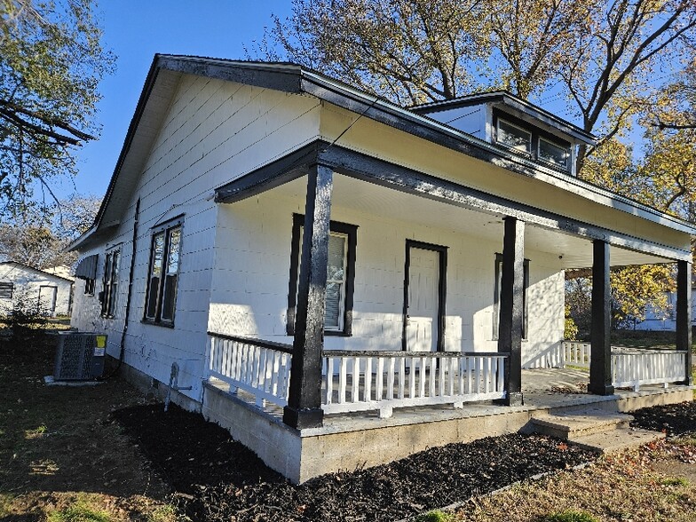 Building Photo - 715 E Church St