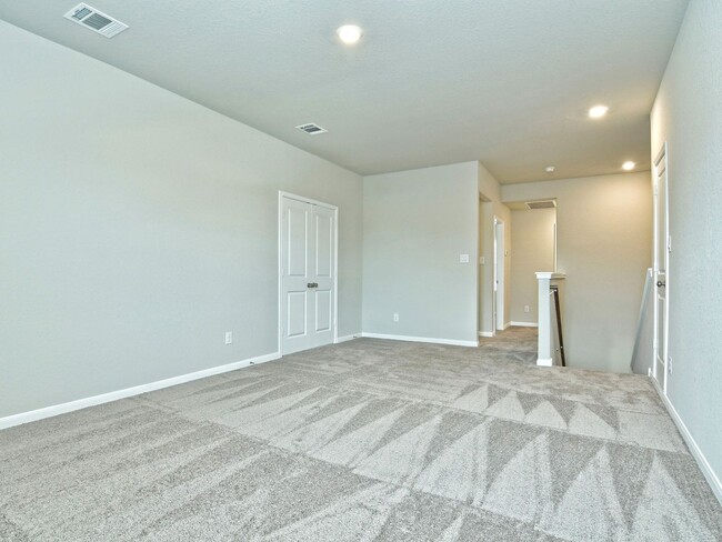 Building Photo - Large 3036 SF Home - 5 Bed/3 Bath + Media ...