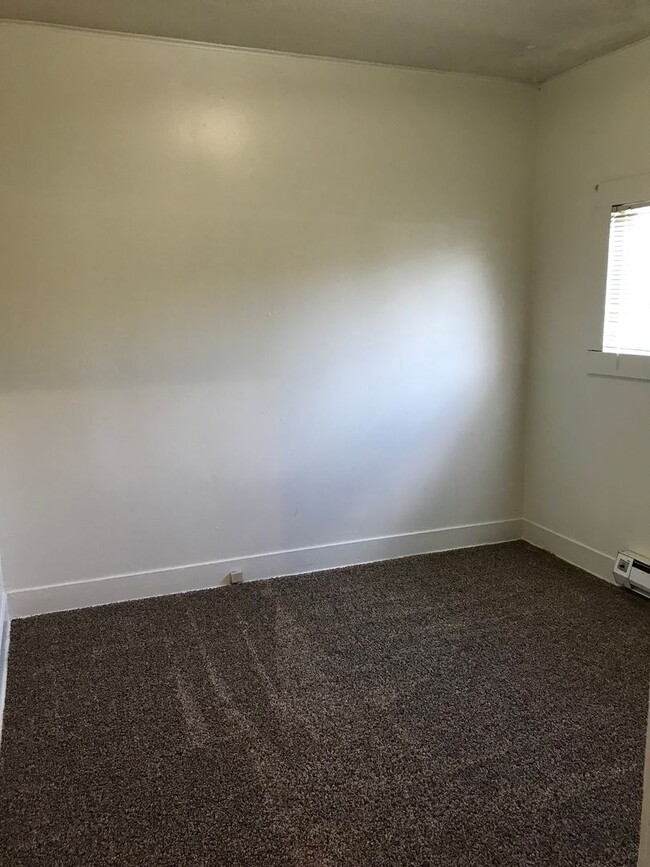 Building Photo - -R80C / $1200.00 / No showings until after...