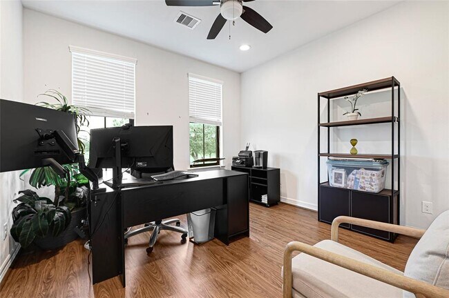 Building Photo - 1531 Woodbend Park S