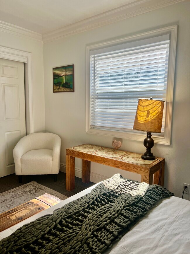2Bedroom/2Bath - Second Bedroom - 33 S Venice Blvd