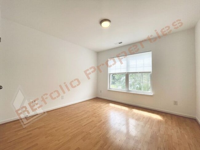 Building Photo - Fresh Paint - Lovely 3 Bedroom, 2.5 Bath T...