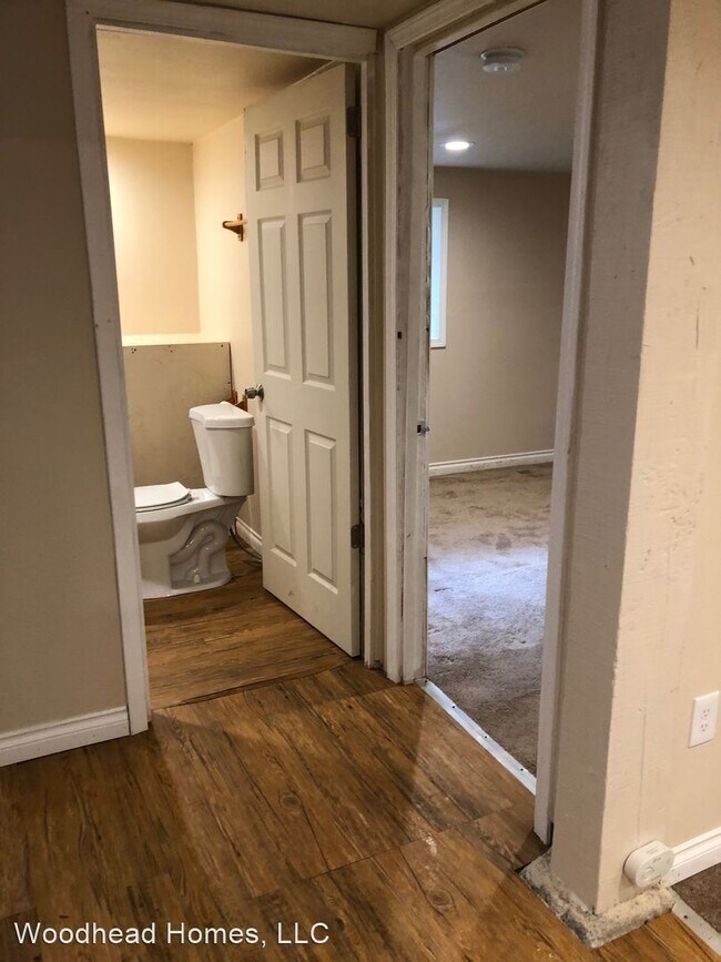 Building Photo - 815 E 8th Ave