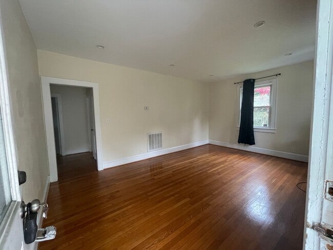 Building Photo - DOWNSTAIRS DUPLEX--2 BED/ 1 BATH IN THE HE...