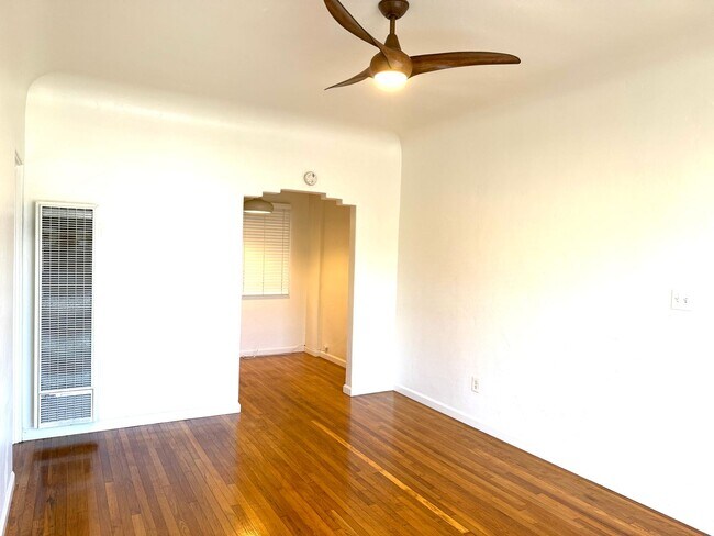 Building Photo - Upstairs 1 bedroom 1 bathroom apartment - Available now