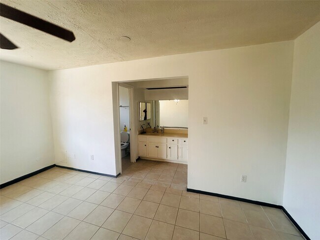 Building Photo - 10502 Long River Dr