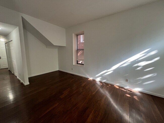 Building Photo - 4390 McPherson Ave