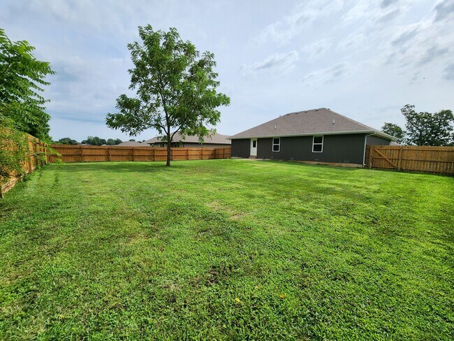 Building Photo - Spacious 3-Bedroom, 2-Bathroom Home AVAILA...