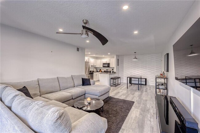 Building Photo - 6295 Bay Club Dr