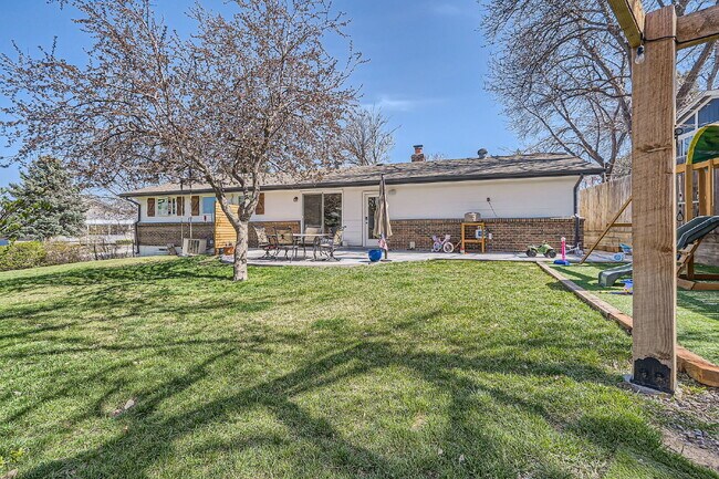 Building Photo - Available September! Charming House for rent in the Crest Club neighborhood!