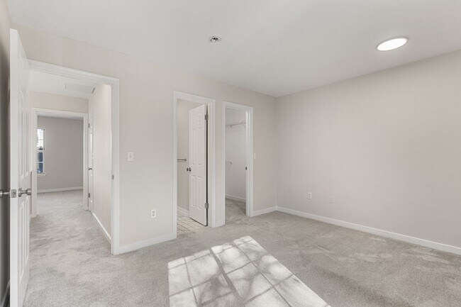 Building Photo - Coming Soon! End unit townhome in Annapolis!