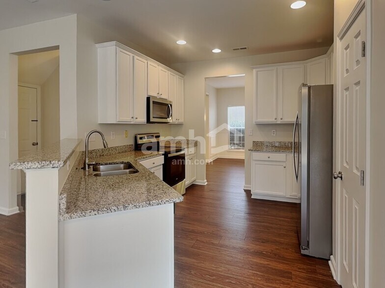 Building Photo - 1019 Canopy Dr
