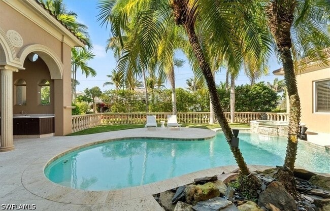 Building Photo - 550 21st Ave S