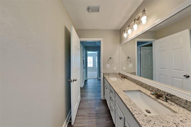 Building Photo - 6910 Springcrest Ct