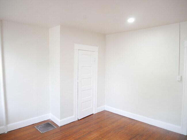 Building Photo - PRIME LOCATION! Charming 3-Bedroom Home Ne...