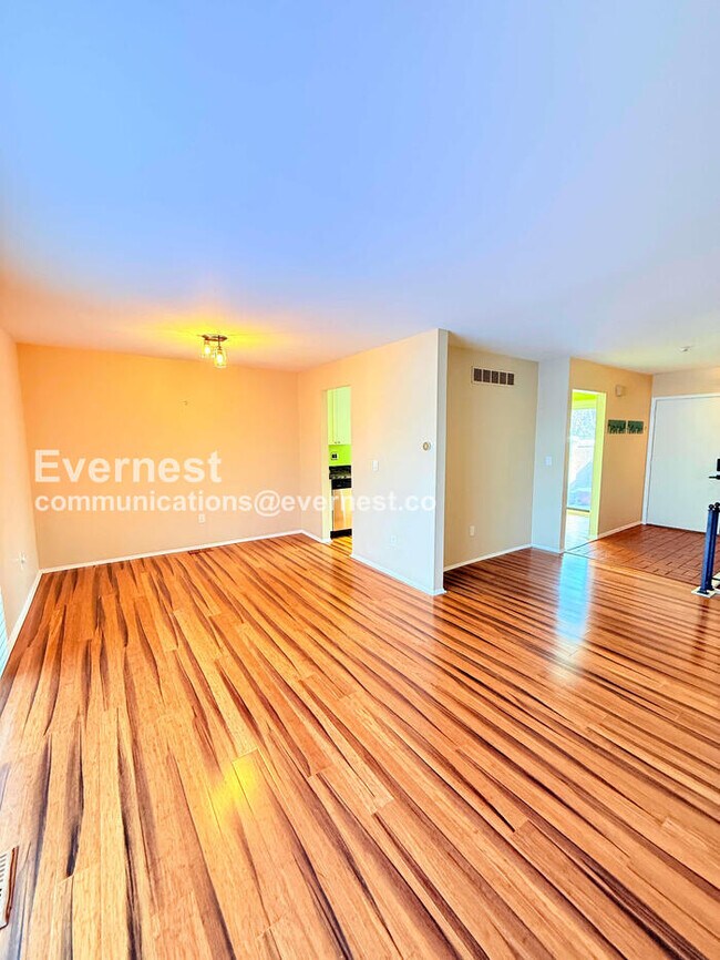 Building Photo - 2 Bed/1.5 Bath Condo with In-Unit Laundry / Vouchers Accepted / Available Now!