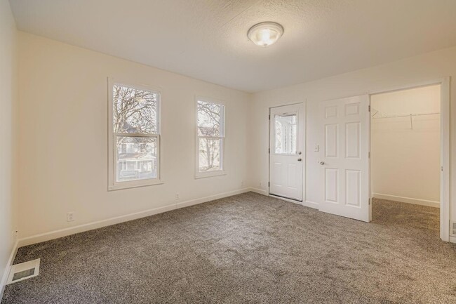 Building Photo - 988 Reaney Ave E