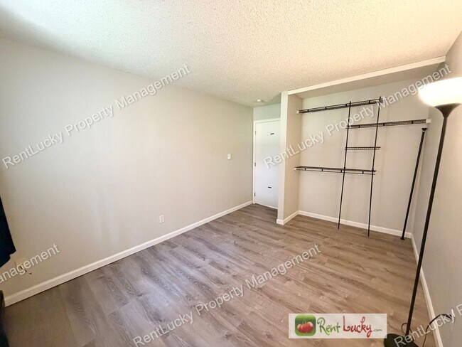 Building Photo - 2 Bed, 1 Bath in Federal Way Available NOW! Utilities Included and Extra Storage~