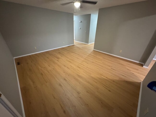 Building Photo - 3 bedroom 2 bathroom updated home in Sprin...