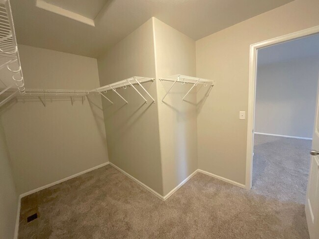 Building Photo - 3 Bedroom Townhome Available Near Barnes Rd & Peterson Rd!