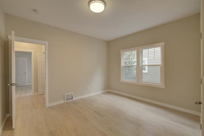 Building Photo - 5 bedroom in Seattle WA 98105