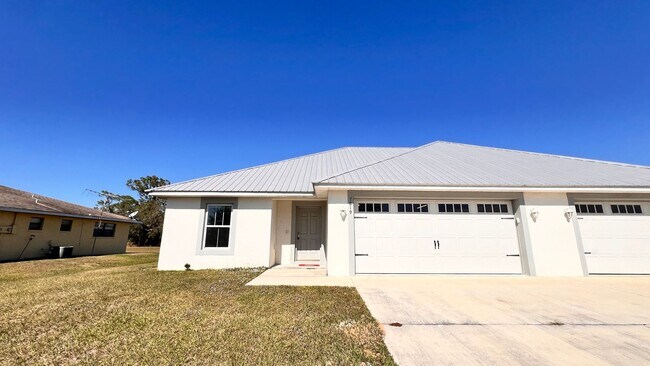 Building Photo - DISCOVER THE BEAUTIFUL 2 Bd/2Ba Duplex in Sebring!!