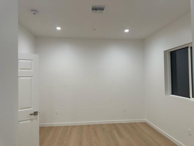 Building Photo - Stunning 3 Bedroom 2 Bathroom House for Re...