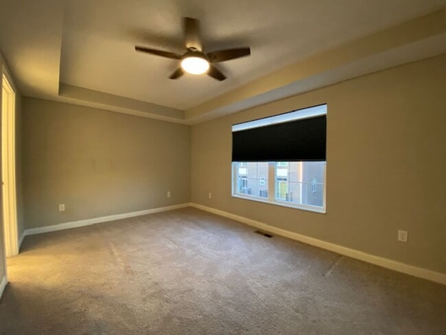 Building Photo - 2 Bed 2.5 Bath Townhome Available in Sprin...