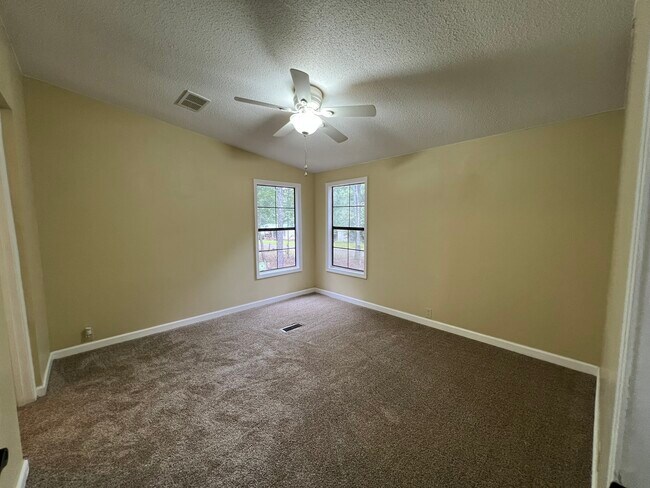 Building Photo - 102 Stillwater Dr
