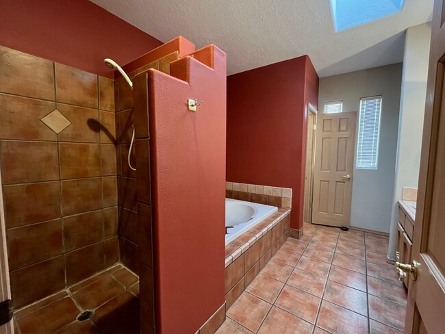 Building Photo - Southwestern 3 Bedroom 2 Bathroom Home In ...