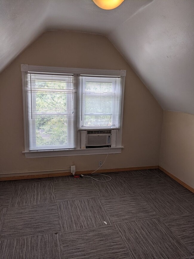 Building Photo - Renovated South Oakland 6 bedroom House