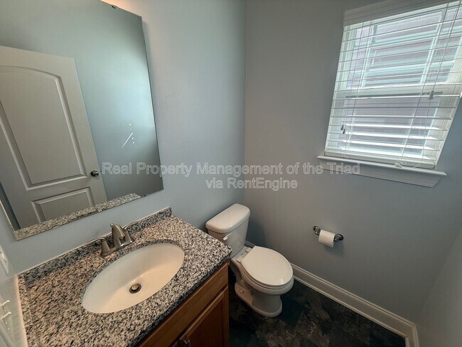 Building Photo - 2211 Talon Dr